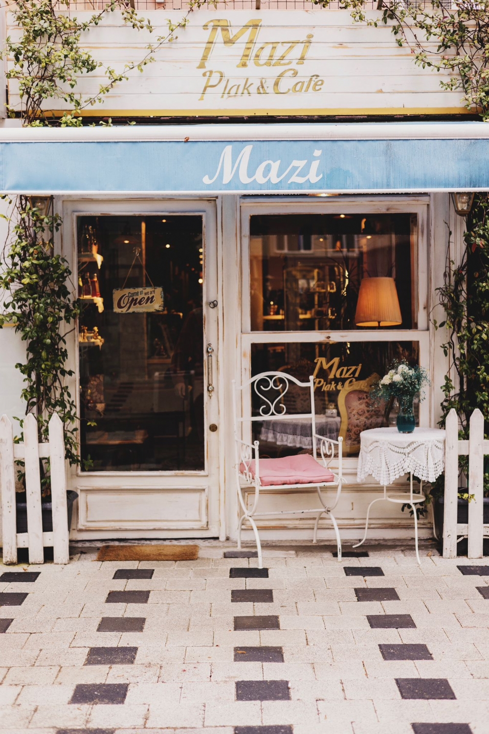 Mazi Plak & Cafe İkinci Şubesiyle Şimdi İzmit'te!